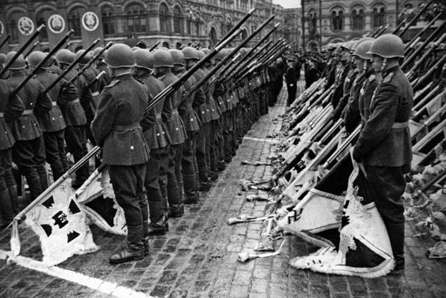 Фото сталина на параде победы 1945