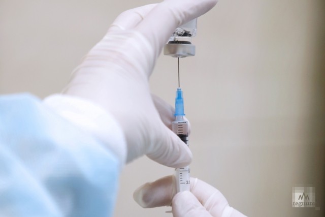 Шприц с набранной дозой вакцины «Гам-КОВИД-Вак» (торговая марка «Спутник V»)