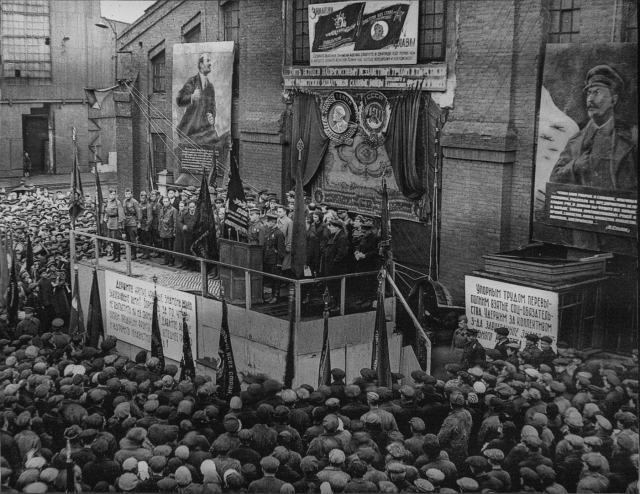 Митинг на заводе №172 (Мотовилихинские заводы). Молотов (Пермь). Пермский край. 1942