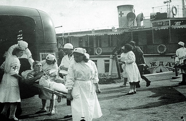 Раненые поступают в Саратовский госпиталь. 1942