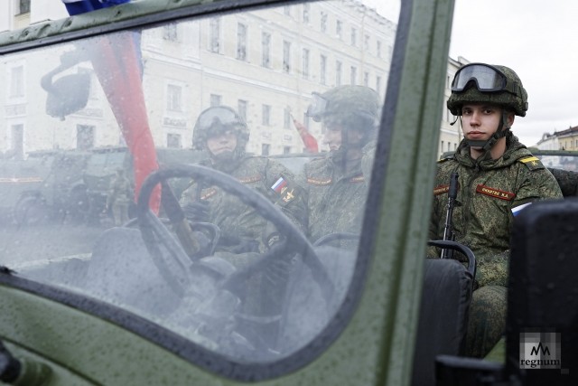 Военнослужащие на Дворцовой площади перед генеральной репетицией парада в Санкт-Петербурге 