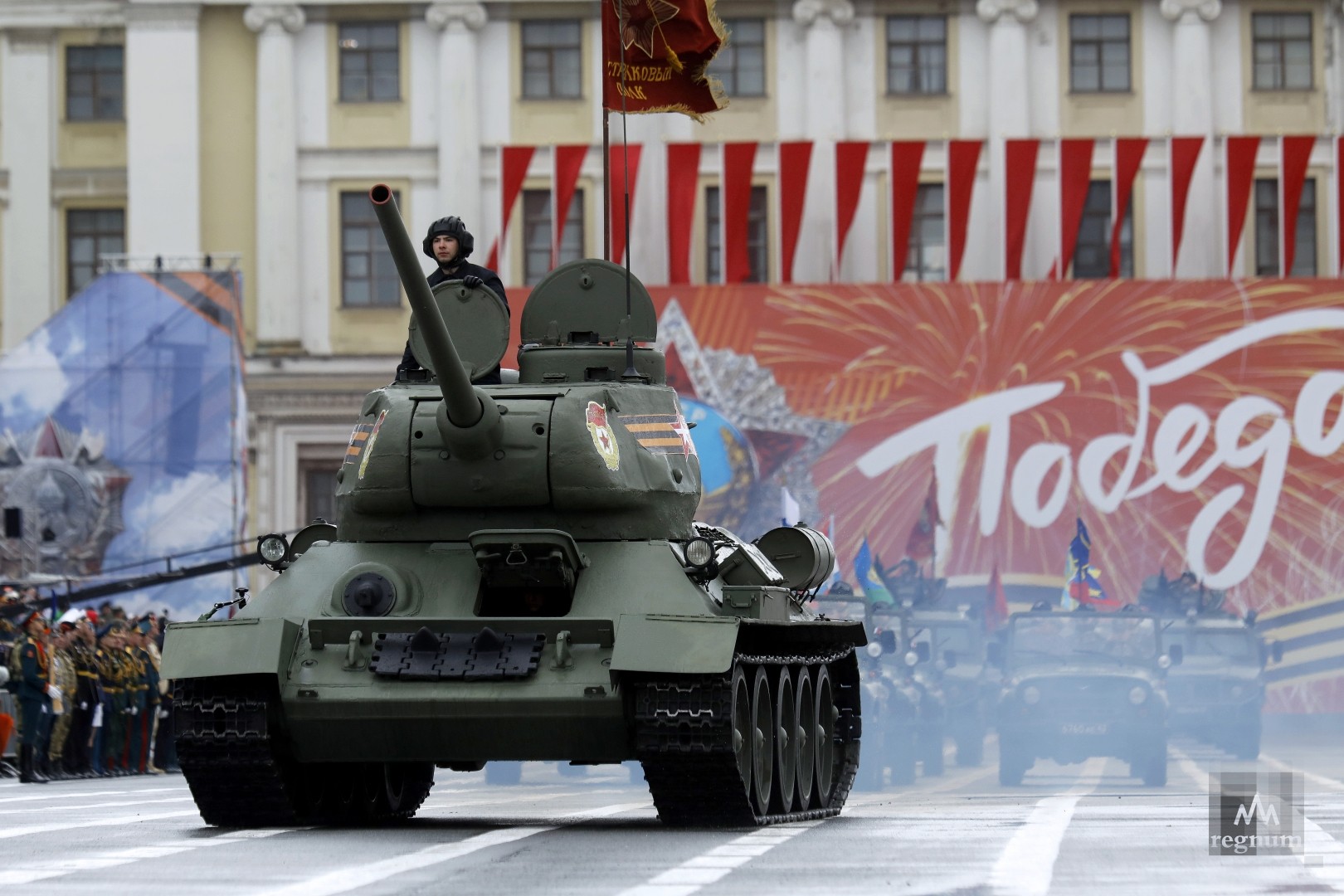 Танк Т-34 во главе проезда военной техники на генеральной репетиции парада в Санкт-Петербурге 