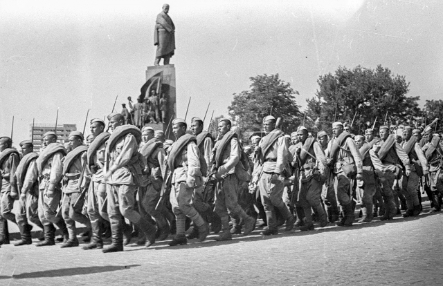 Подразделение пехоты РККА проходит у памятника Т. Г. Шевченко в освобожденном Харькове