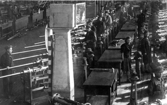 Сборка авиационных пушек на Ижевском машиностроительном заводе. 1943