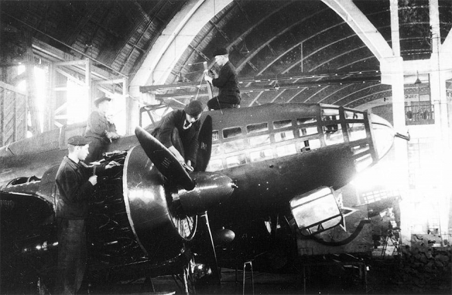Сборка бомбардировщиков Ил-4 на Иркутском авиационоом заводе