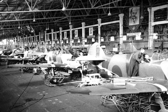 Изготовление истребителей на Горьковском авиационном заводе. 1942
