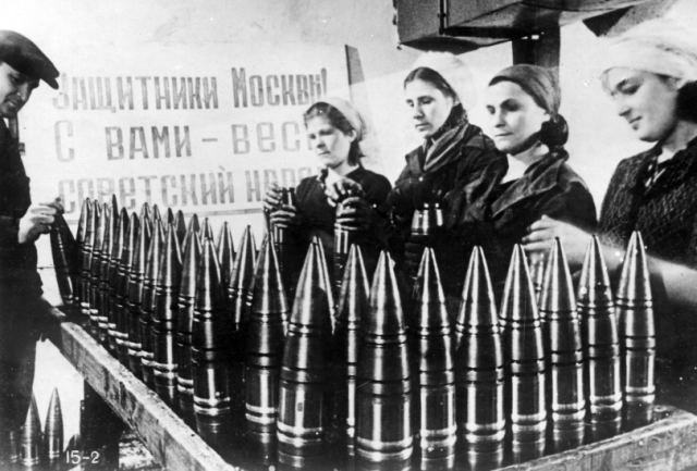 Изготовление снарядов на Куйбышевском карбюраторно-арматурном заводе. 1941