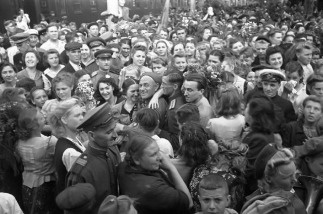 Встреча воинов-победителей на Белорусском вокзале в Москве. 1945