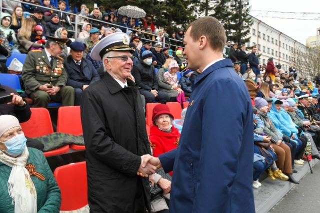 Врио губернатора Хабаровского края Михаил Дегтярев поздравляет ветеранов войны