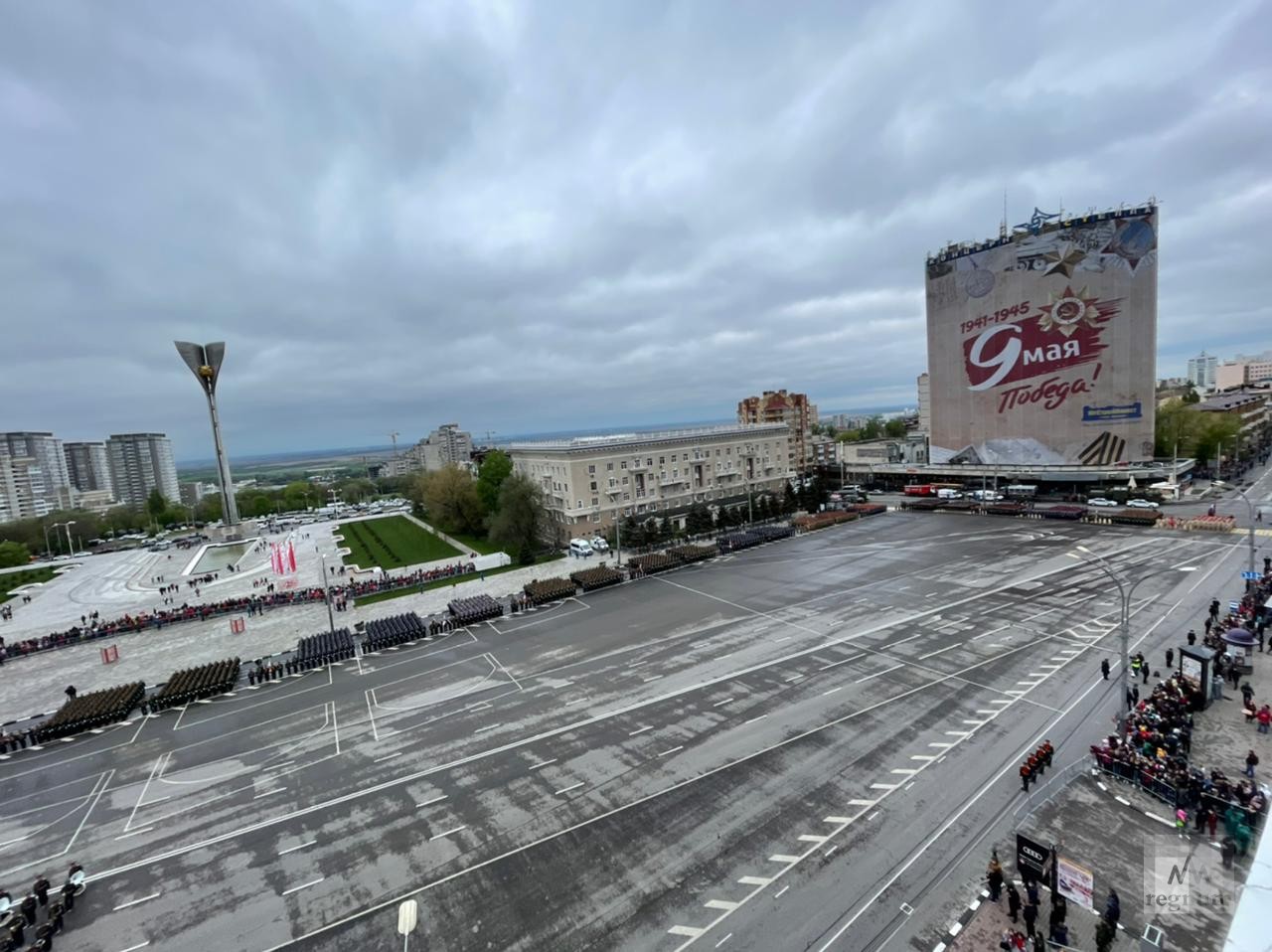 Театральная площадь ростов на дону. Парад на театральной площади в Ростове на Дону. Театральная площадь Ростов. Парад на театральной площади в Ростове на Дону 2021. Театральная площадь Ростов на Дону парад Победы.