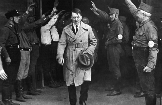 Штурмовики приветствуют Гитлера