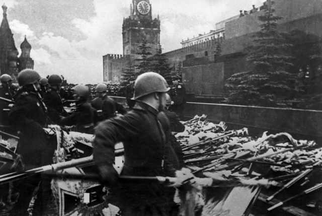Участники Парада Победы бросают к подножию Мавзолея Ленина немецкие знамена. 24 июня 1945 года