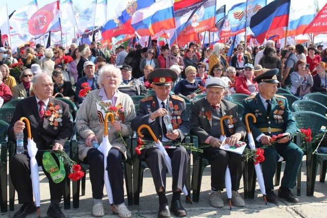 Ветераны на праздновании Дня Победы у мемориального комплекса Саур-Могила в ДНР 