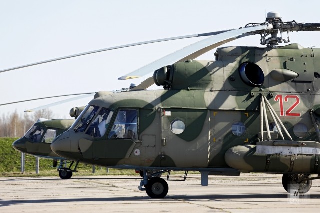 Многоцелевые вертолеты Ми-8 перед вылетом