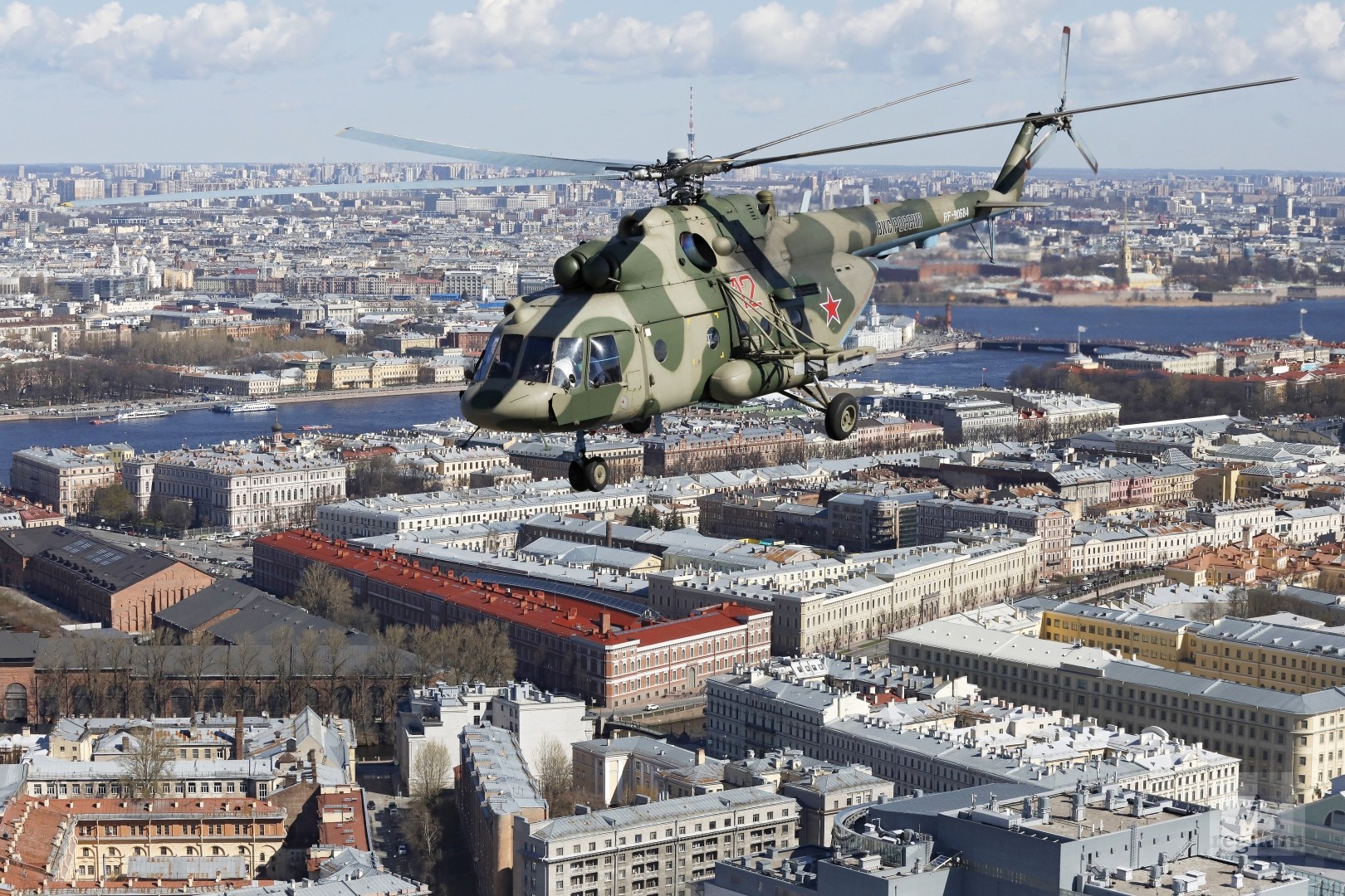 Многоцелевой вертолет Ми-8 над центром Петербурга