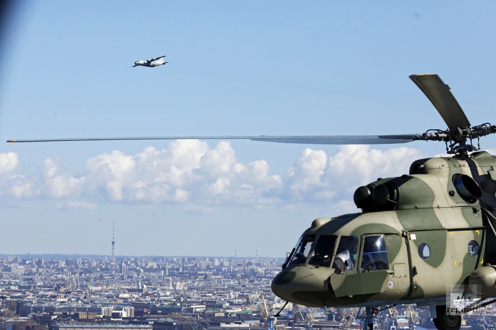 Вертолет и самолет в небе над Петербургом в ходе авиационной части парада Победы
