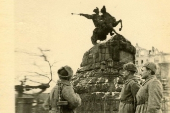 Советские солдаты в освобожденном Киеве. 1943