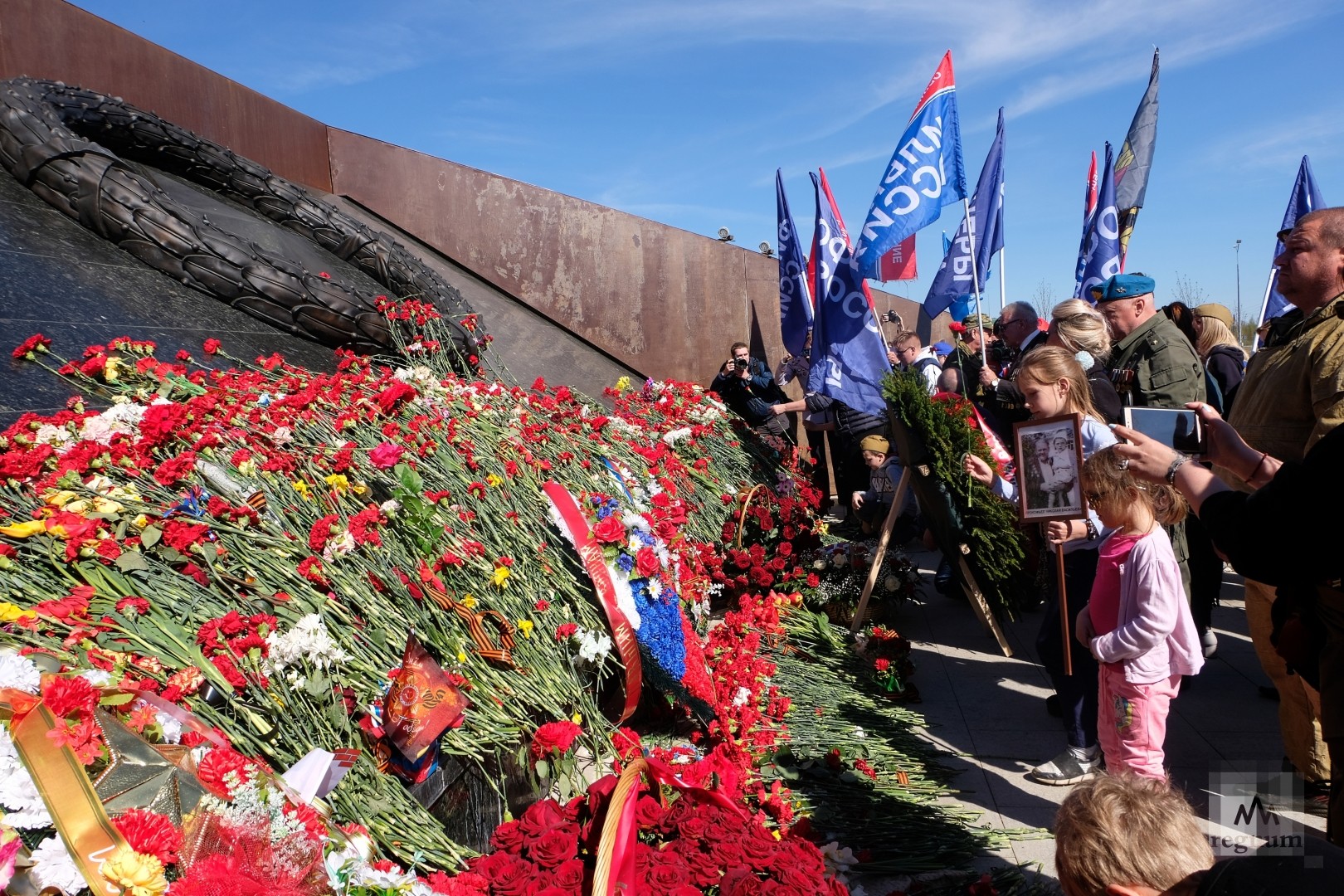 Картинка возложение цветов