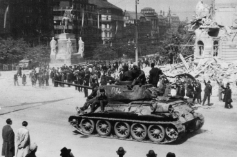 Советский танк Т-34 на Вацлавской площади в Праге. Май 1945