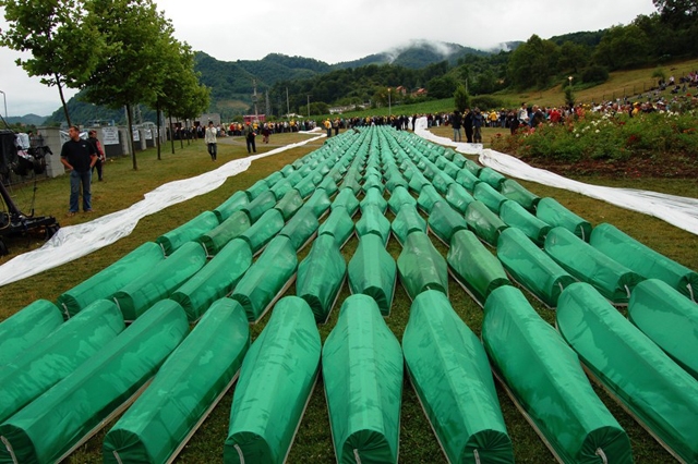 Похороны 465 опознанных в 2007 году жертв резни в Сребренице