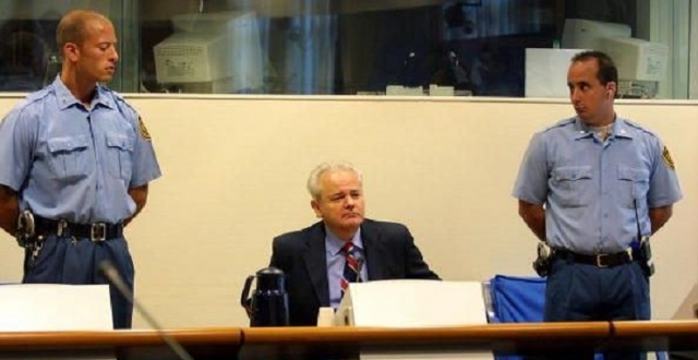 Слобадан Милошевич в качестве обвиняемого на Международном трибунал по бывшей Югославии. 1993