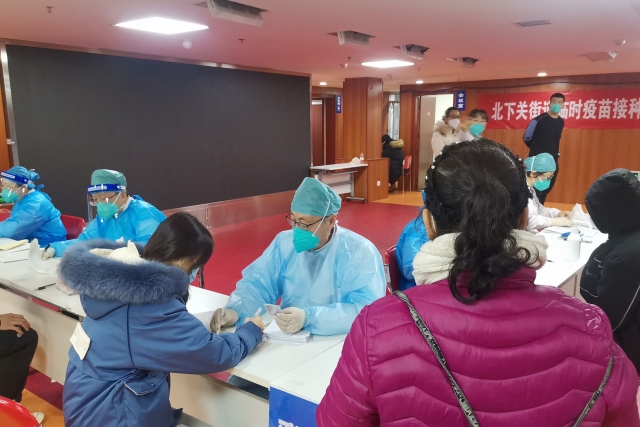 Пункт вакцинации против COVID-19 в Китае. (сс) 舞月書生