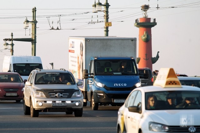 Движение автомобиля во дворе