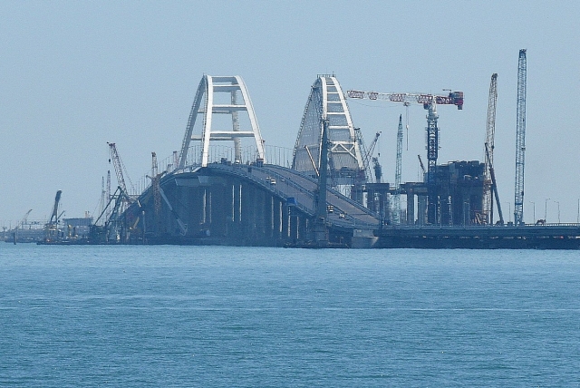 Крымский мост за несколько дней до открытия автомобильного моста. Май 2018