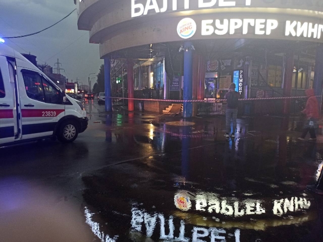 В результате непогоды в Петербурге пострадали два человека