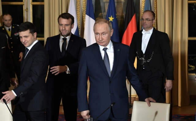 Владимир Путин и Владимир Зеленский перед началом встречи в нормандском формате 