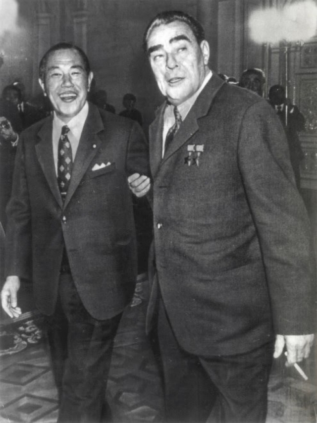 Генсек ЦК КПСС Леонид Брежнев с японским премьер-министром Какуэем Танакой в октябре 1973 года