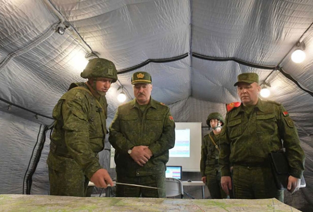 Александр Лукашенко среди белорусских военных 