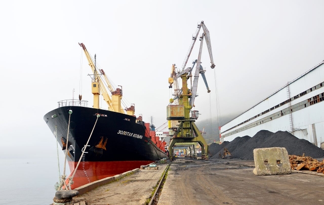 Разгрузка угля с балкера «Золотая Колыма» в Магаданском морском торговом порту