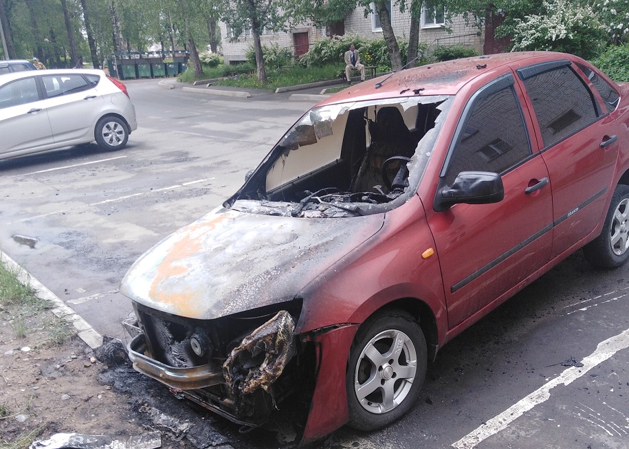 Сгоревший автомобиль врача в Данилове