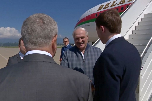 Президент Белоруссии Александр Лукашенко в аэропорту Сочи. 28.05.2021