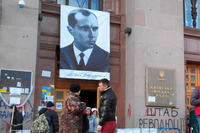 Портрет Бандеры на здании Киевской городской администрации 