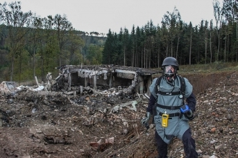 На месте взрыва боеприпасов в деревне Врбетица, 11 декабря 2014 года 