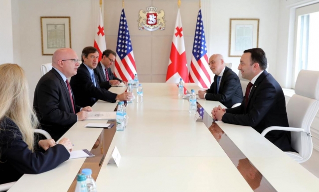 Представитель Госдепартамента США Филип Пикер и премьер-министр Грузии Ираклий Гарибашвили 