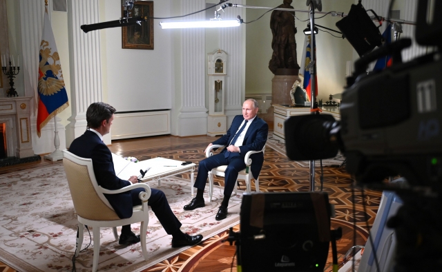 Президент России Владимир Путин во время интервью журналисту американского телеканала NBC Киру Симмонсу 