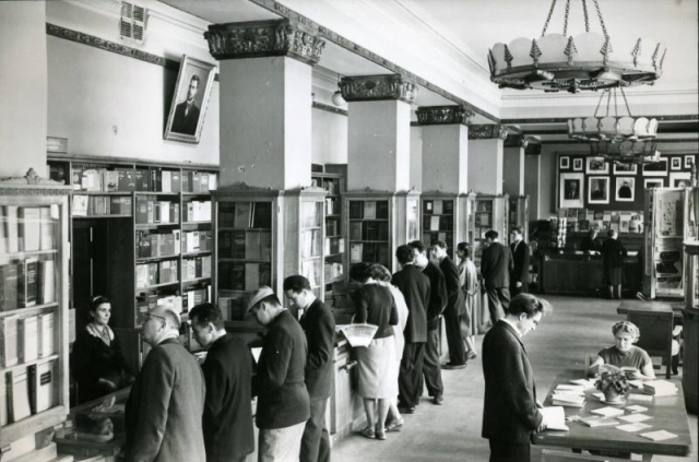 В книжном магазине. Литовская ССР, 1960-е