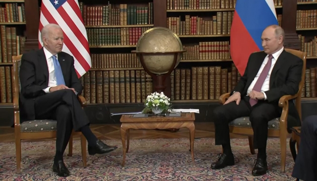 Джо Байден и Владимир Путин на встрече в Женеве