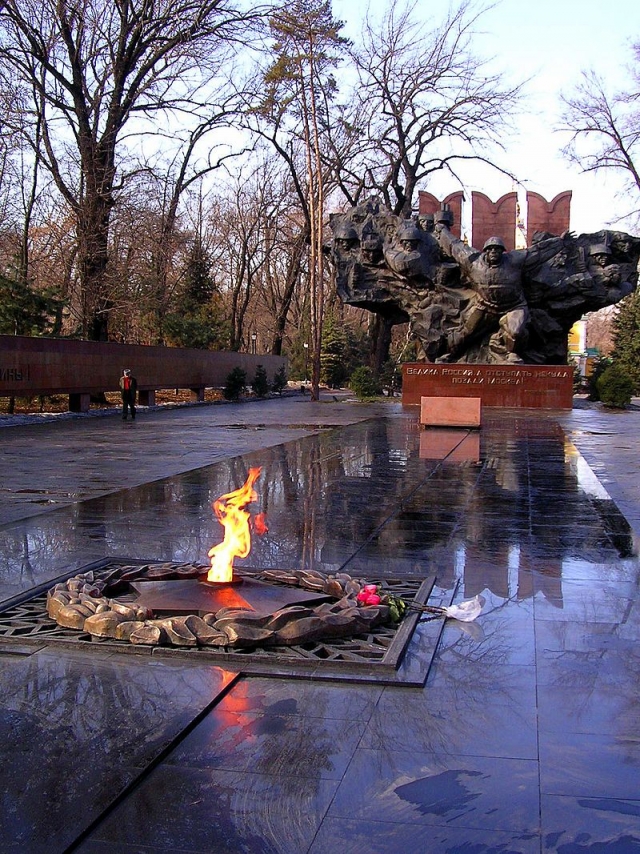 Мемориал «Вечный огонь» в парке имени 28 гвардейцев-панфиловцев в Алма-Ате 