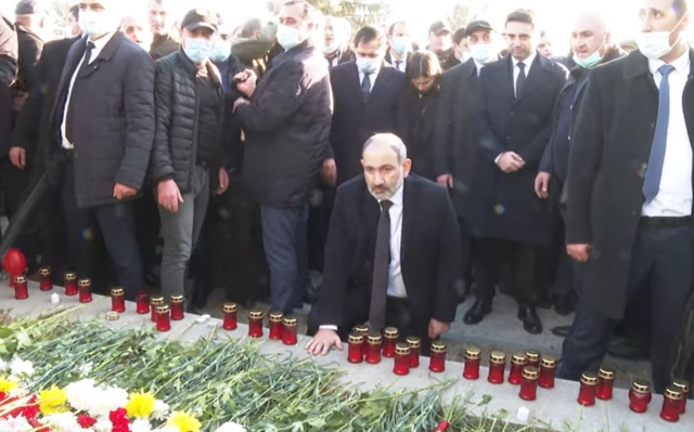 Никол Пашинян возлагает цветы к военному пантеону на кладбище «Ераблур» 