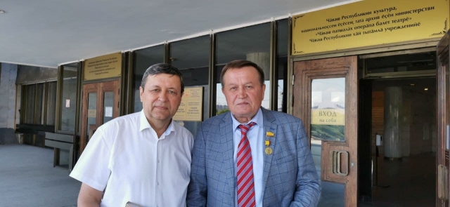 Ректор Чебоксарского кооперативного института Валерий Андреев и директор Чувашского государственного института гуманитарных наук Петр Краснов