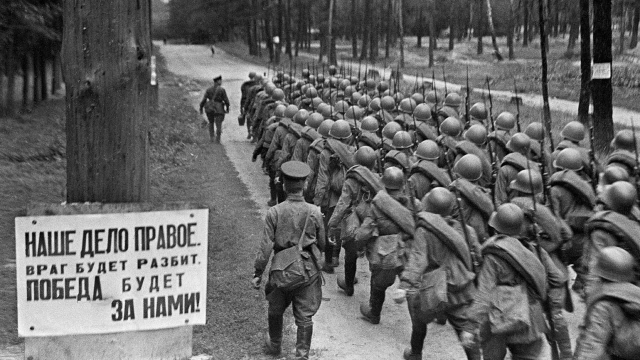 Советские  солдаты отправляются на фронт. 1941