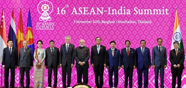 Премьер-министр Нарендра Моди на 16-м саммите АСЕАН — Индия в Бангкоке, Таиланд
