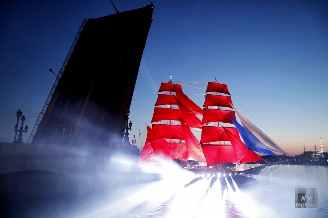 Бриг «Россия» проходит под Троицким мостом 