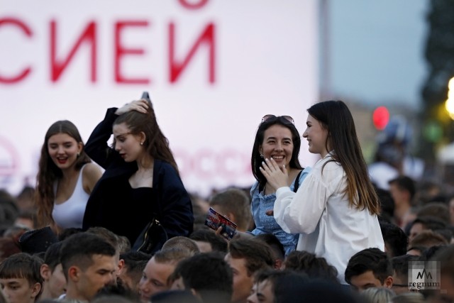 Выпускники школ на Дворцовой площади во время праздника «Алые паруса»