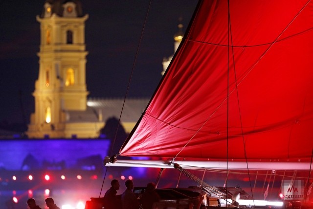 Бриг «Россия» во время праздника выпускников школ «Алые паруса»