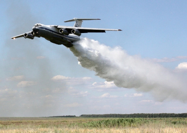 Ил-76 сбрасывает воду 